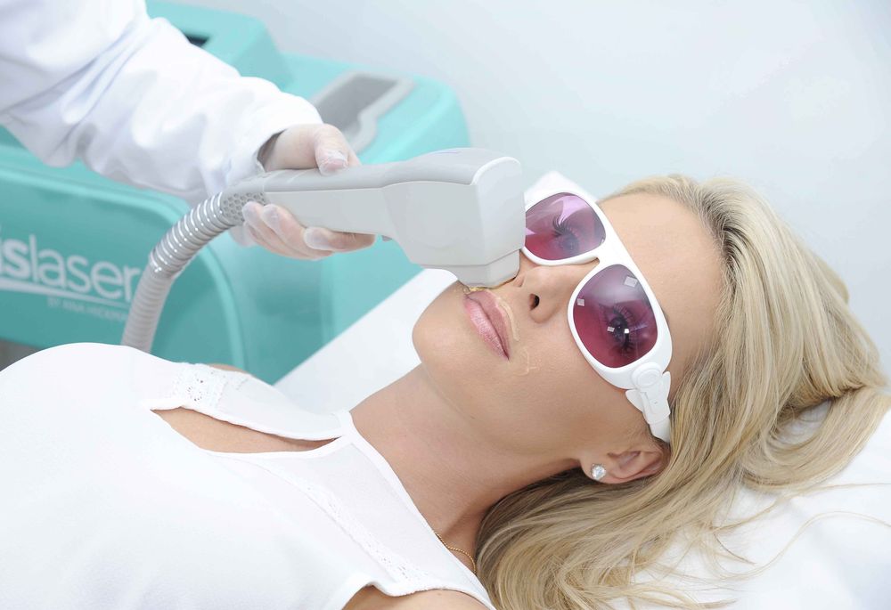 Ana Hickmann em sessão de laser com óculos de proteção — Maislaser